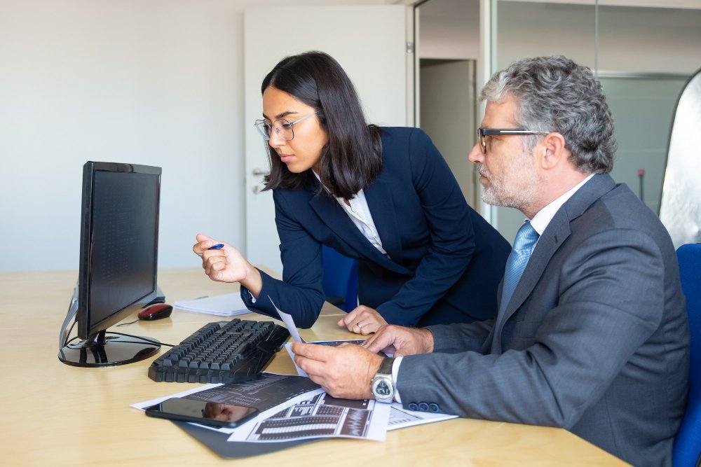 How can AML consultants in the UAE help in screening of clients (new/old) for Customer Due Diligence (CDD)